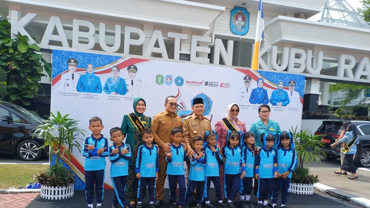 Gubernur Kalbar, Ria Norsan bersama Bupati Kubu Raya, Sujiwo berfoto bersama anak-anak PAUD Kubu Raya usai Pengukuhan Forikan Kalbar, Senin (27/7) di Halaman Kantor Bupati Kubu Raya. (ASHRI ISNAINI/PONTIANAK POST)