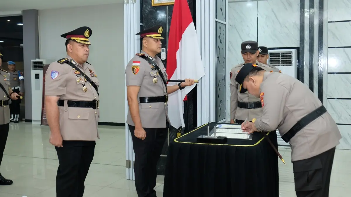 Kapolda Kalimantan Barat, Irjen Pol. Alberd Teddy Benhard Sianipar, memimpin langsung upacara Serah Terima Jabatan (Sertijab) dua Pejabat Utama (PJU) Polda Kalbar dan tujuh Kapolres jajaran, Selasa (28/7). (ISTIMEWA)