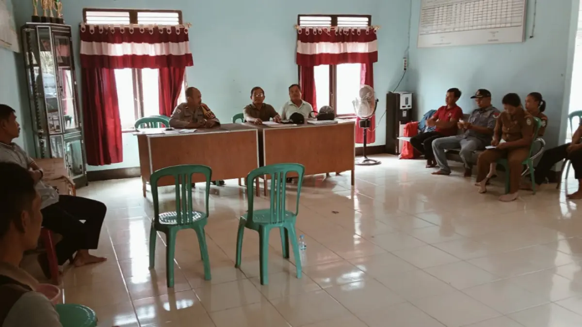 Kapolsek Sebangki menghadiri rapat koordinasi terkait nihilnya pendaftar Pilkades PAW Desa Agak, Kecamatan Sebangki, Kabupaten Landak, Selasa (28/7). (Humas Polri)
