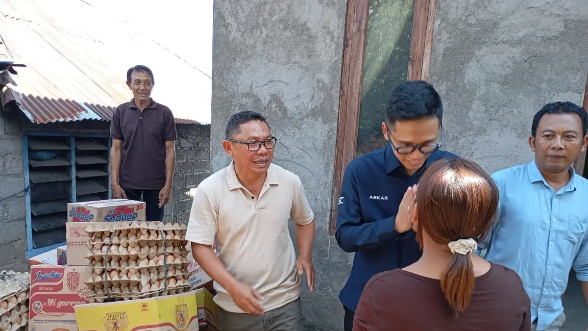 Keluarga KD, korban pengeroyokan di Tabanan Bali, menerima bantuan setelah kehilangan ayah dan kepala keluarga. (JAWA POS)