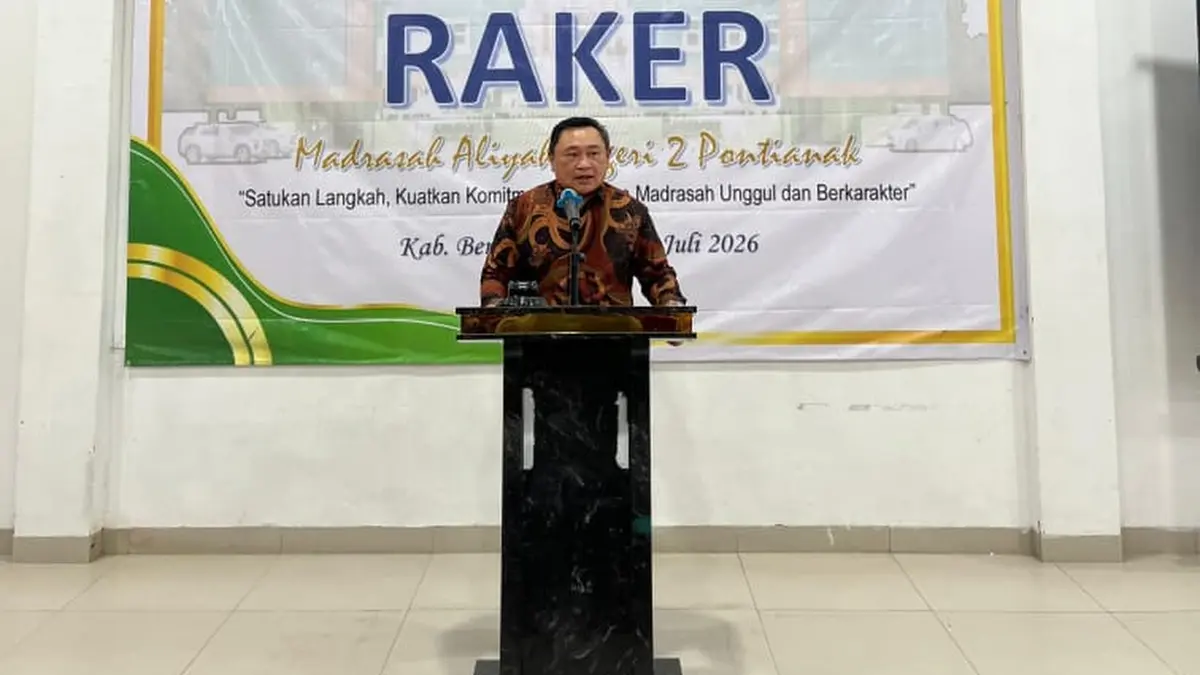 Kepala Kantor Wilayah Kementerian Agama Provinsi Kalimantan Barat Dr. H. Muhajirin Yanis, M.Pd.I memberikan pesan kepada peserta Raker MAN 2 Pontianak saat menyampaikan sambutan. (IST) 