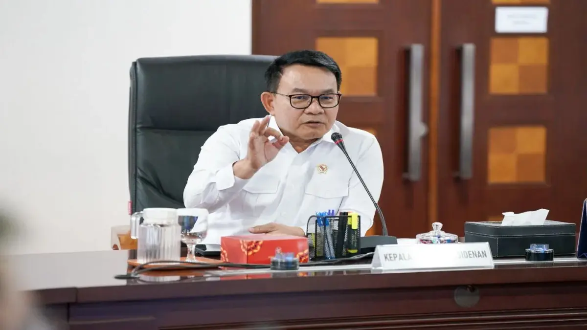 Kepala Staf Kepresidenan (KSP) Dudung Abdurachman memberikan arahan dalam rapat koordinasi tata kelola ekspor mineral kritis logam tanah jarang di Gedung Bina Graha, Jakarta, Senin (27/7). (ANTARA)
