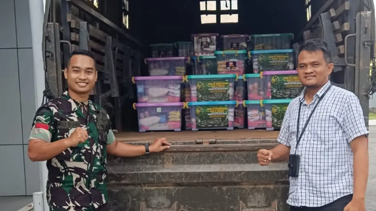 Kodam XII/Tanjungpura bekerja sama dengan Bank Rakyat Indonesia (BRI) menggelar aksi sosial pembagian paket sembako kepada warga di wilayah Singkawang dan sekitarnya. (ISTMEWA)