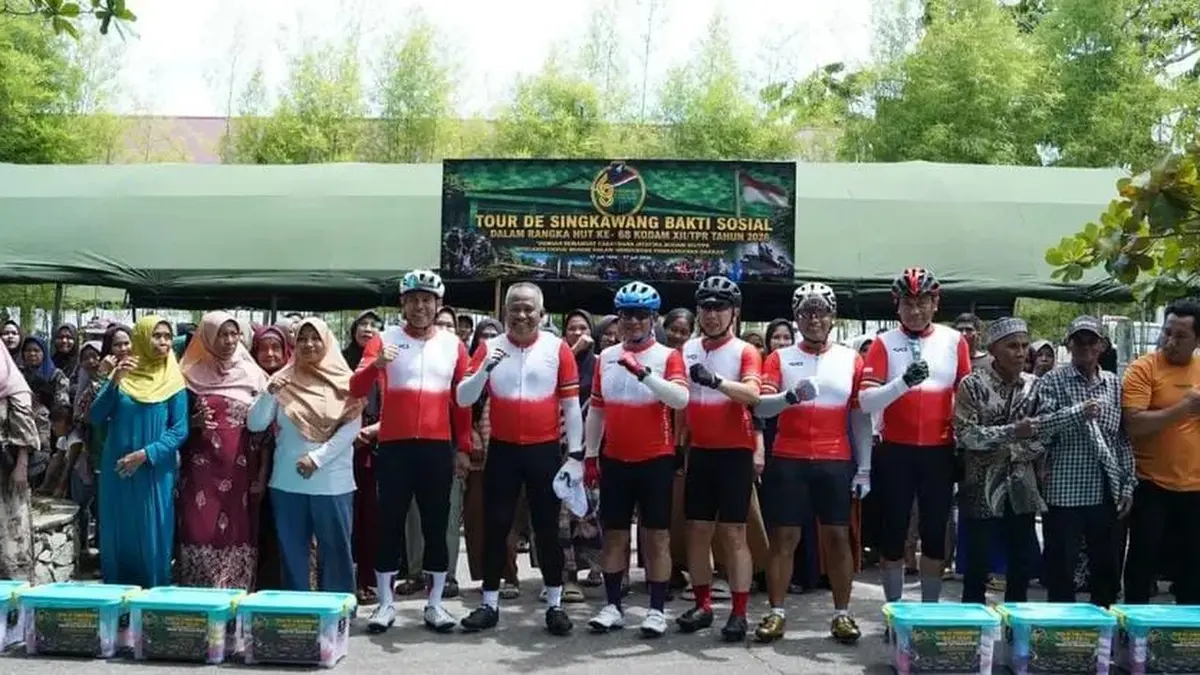 Kodam XII/Tanjungpura bekerja sama dengan Bank Rakyat Indonesia (BRI) menggelar aksi sosial pembagian paket sembako kepada warga di wilayah Singkawang dan sekitarnya. (ISTMEWA)