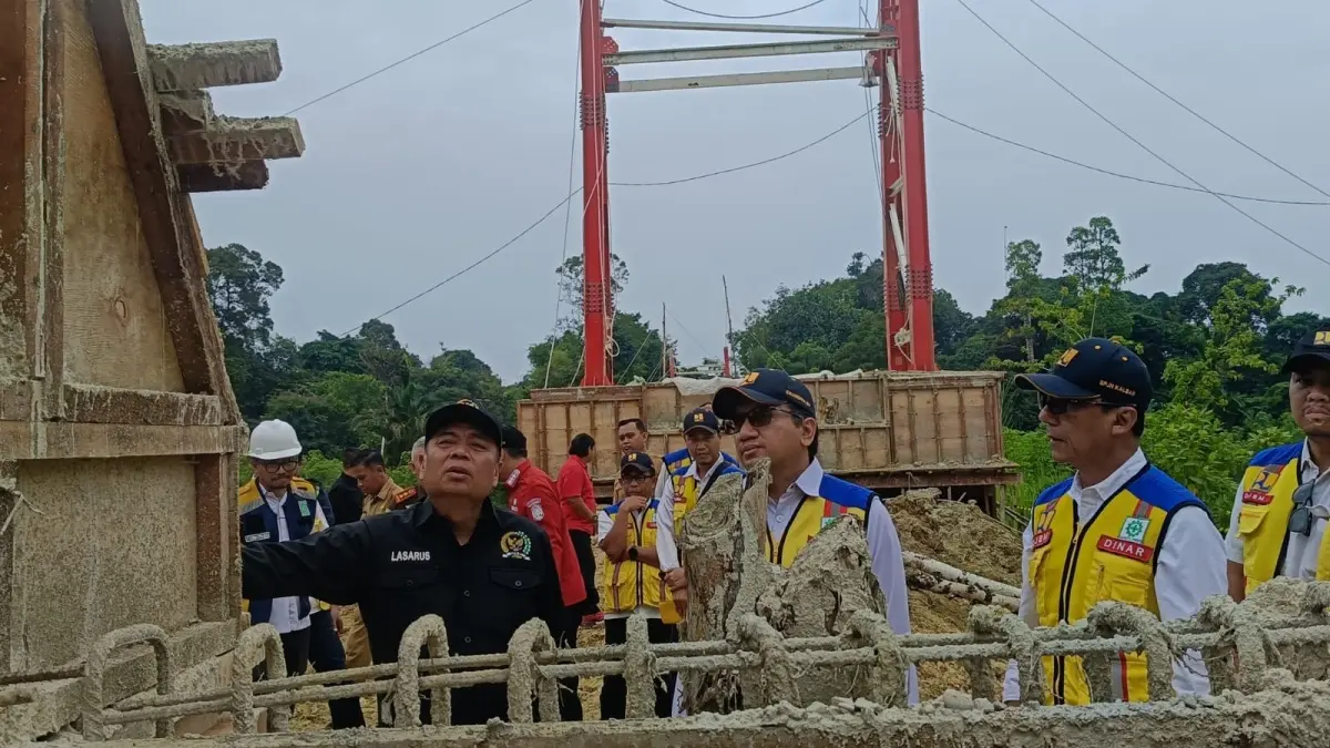 Lasarus Ketua Komisi V DPR RI saat meninjau langsung pembangunan jembatan gantung di Desa Tanjung Karang.&nbsp;(ISTIMEWA)