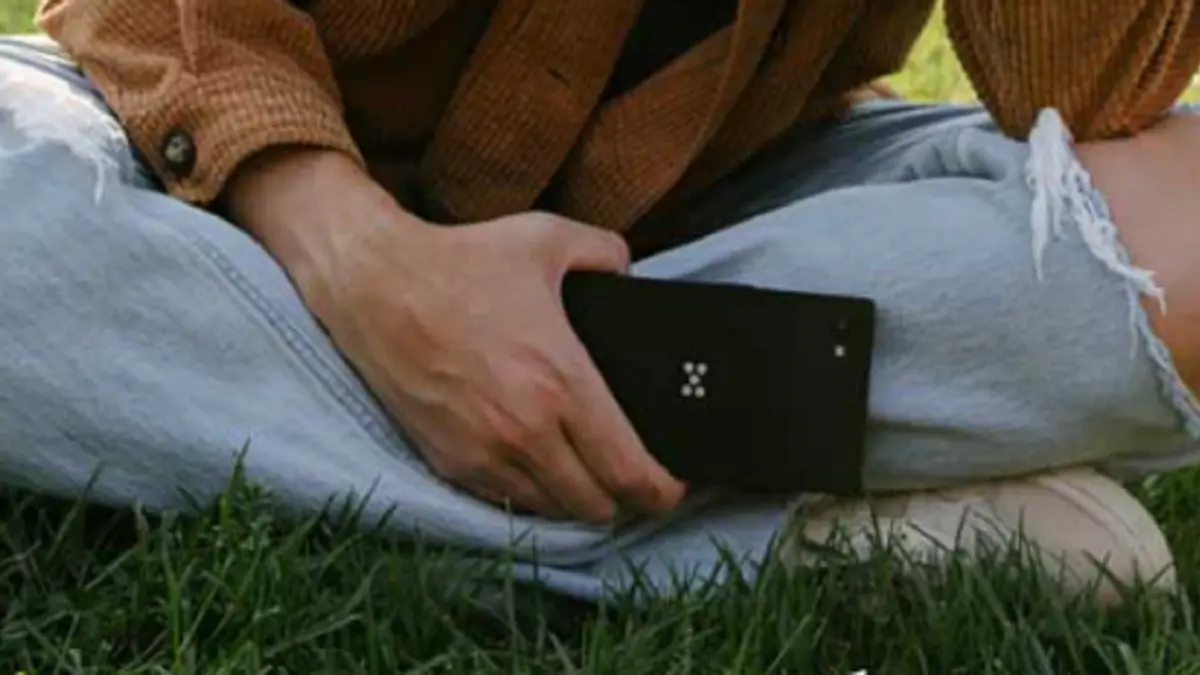 Minimal Phone mengusung desain menyerupai BlackBerry dengan keyboard fisik dan layar E-Ink.(Dok. Minimal Company)