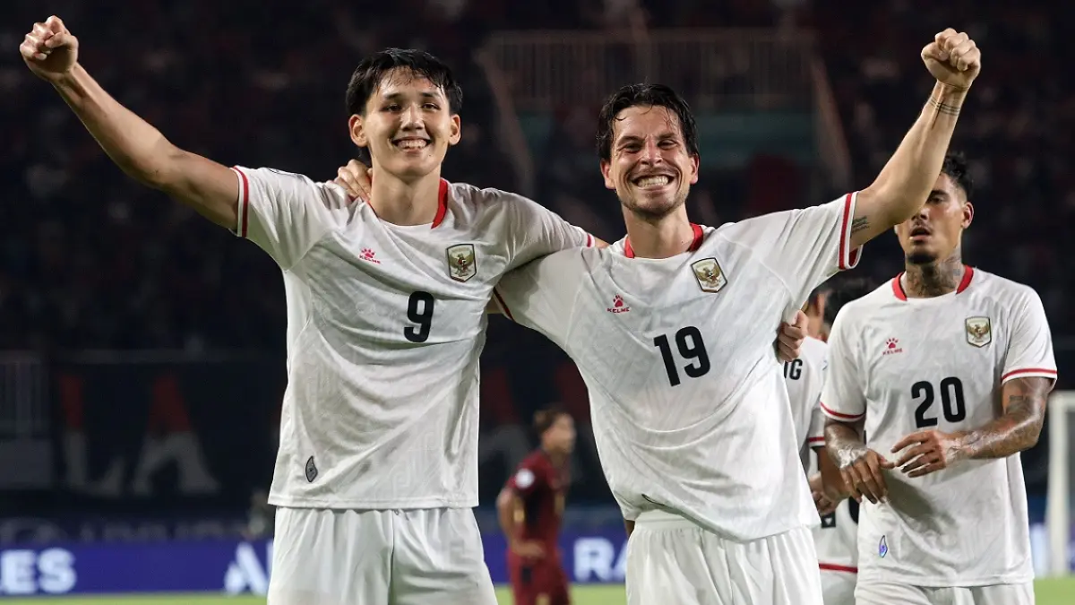 Mitchel Lee Beker (kiri) berselebrasi dengan Tom Haye (temgah) setelah mencetak hattrick ke gawang Kamboja pada ASEAN Hyundai Cup 2026 di Stadion Pakansari, Kabupaten Bogor, Jawa Barat, Senin (27/7/2026).  (ANTARA FOTO/Yulius Satria Wijaya)