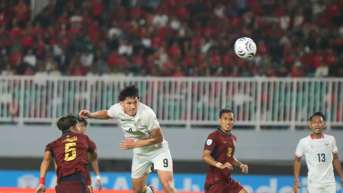 Momen gol dari Mitchell Baker membobol gawang Timnas Kamboja pada pertandingan Grup A ASEAN Championship atau Piala AFF 2026 di Stadion Gelora Pakansari, Senin (27/7). (Dery Ridwansah/ JawaPos.com)