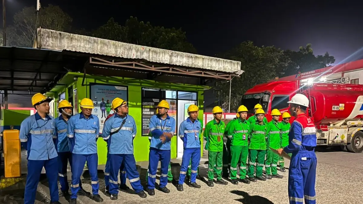 Jajaran manajemen, petugas Awak Mobil Tangki (AMT), dan personel operasional PT Elnusa Petrofin mengikuti apel kesiapsiagaan di Integrated Terminal Pontianak sebagai bentuk komitmen menjaga kelancaran distribusi BBM dan memastikan pasokan energi bagi masyarakat Kalimantan Barat tetap aman.