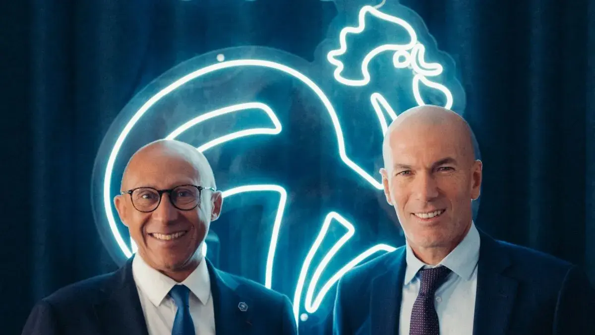 Pelatih anyar Timnas Prancis Zinedine Zidane (kanan) berfoto bersama Presiden Federasi Sepak Bola Prancis (FFF) Philippe Diallo. (X.com/FFF)