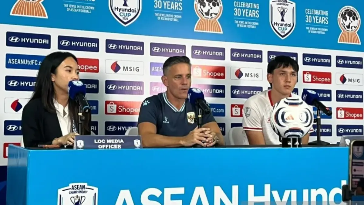 Pelatih kepala Timnas Indonesia John Herdman bersama Mitchell Lee Baker usai pertandingan Timnas Indonesia melawan Kamboja di Stadion Pakansari, Cibinong, Kabupaten Bogor, Jawa Barat, Senin (27/7/2026). (ANTARA/M Fikri Setiawan)