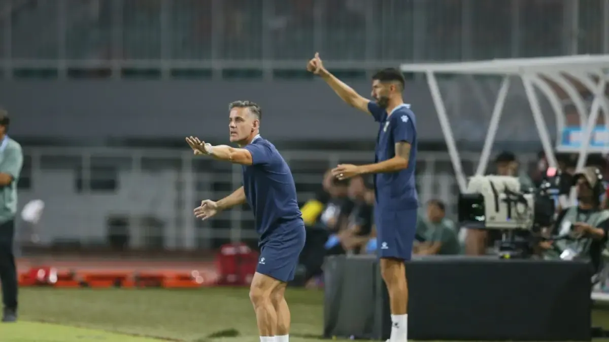 Pelatih Timnas Indonesia John Herdman memberikan instruksi saat melawan Timnas Kamboja pada pertandingan Grup A ASEAN Championship atau Piala AFF 2026 di Stadion Gelora Pakansari, Senin (27/7/2026). (Dery Ridwansah/JawaPos.com)