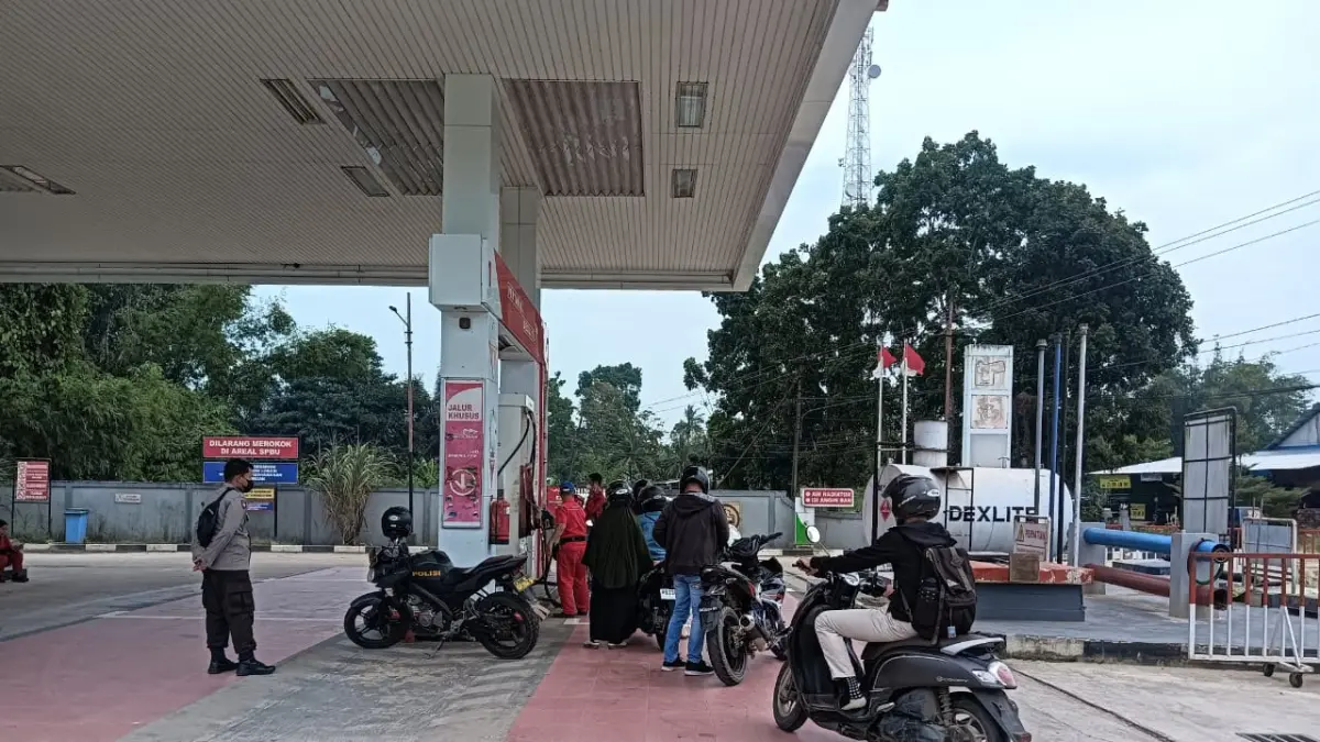 Petugas mengecek situasi SPBU Bagak Sahwa, Singkawang Timur, kemarin.  (HUMAS POLRI)