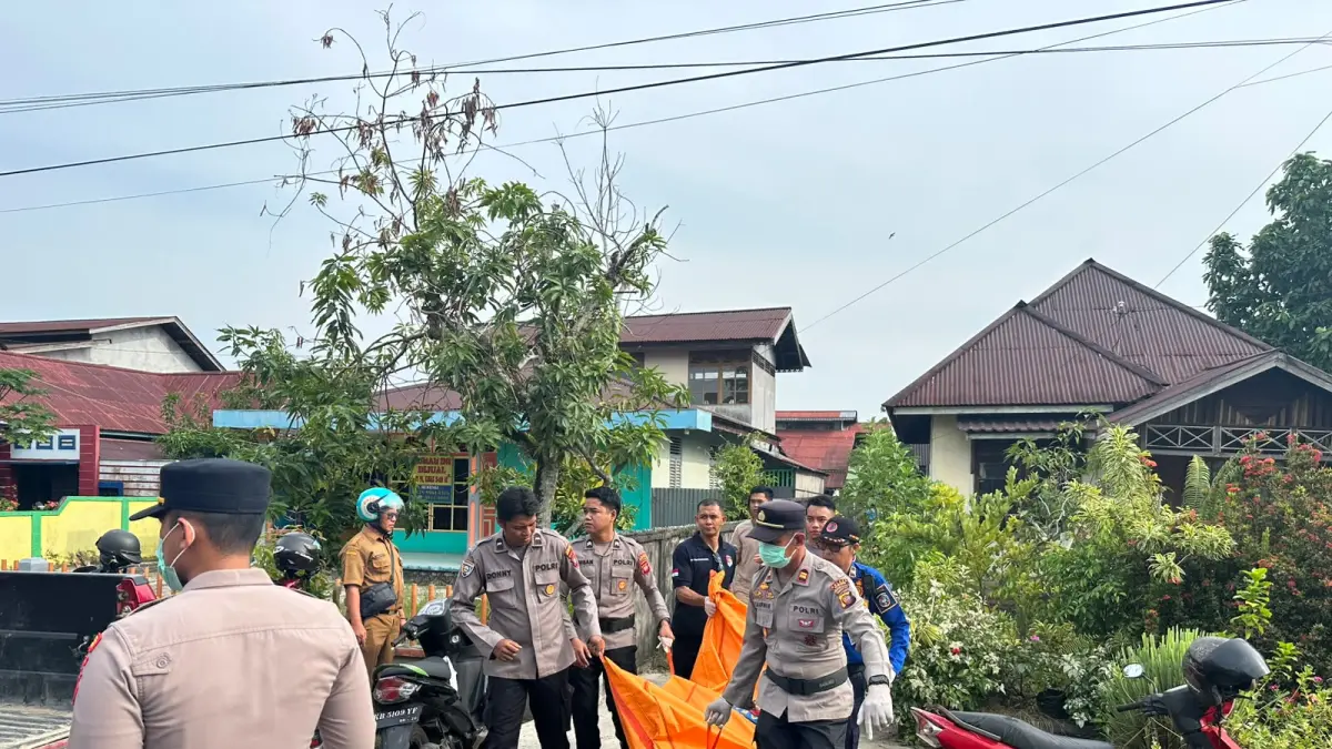 Petugas saat mengevakuasi mayat korban dari pohon mangga