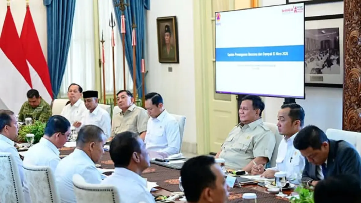 Presiden Prabowo Subianto memimpin rapat terbatas mengenai antisipasi dampak El Nino di Istana Merdeka, Jakarta, Selasa (28/8/2027). (Seskab)