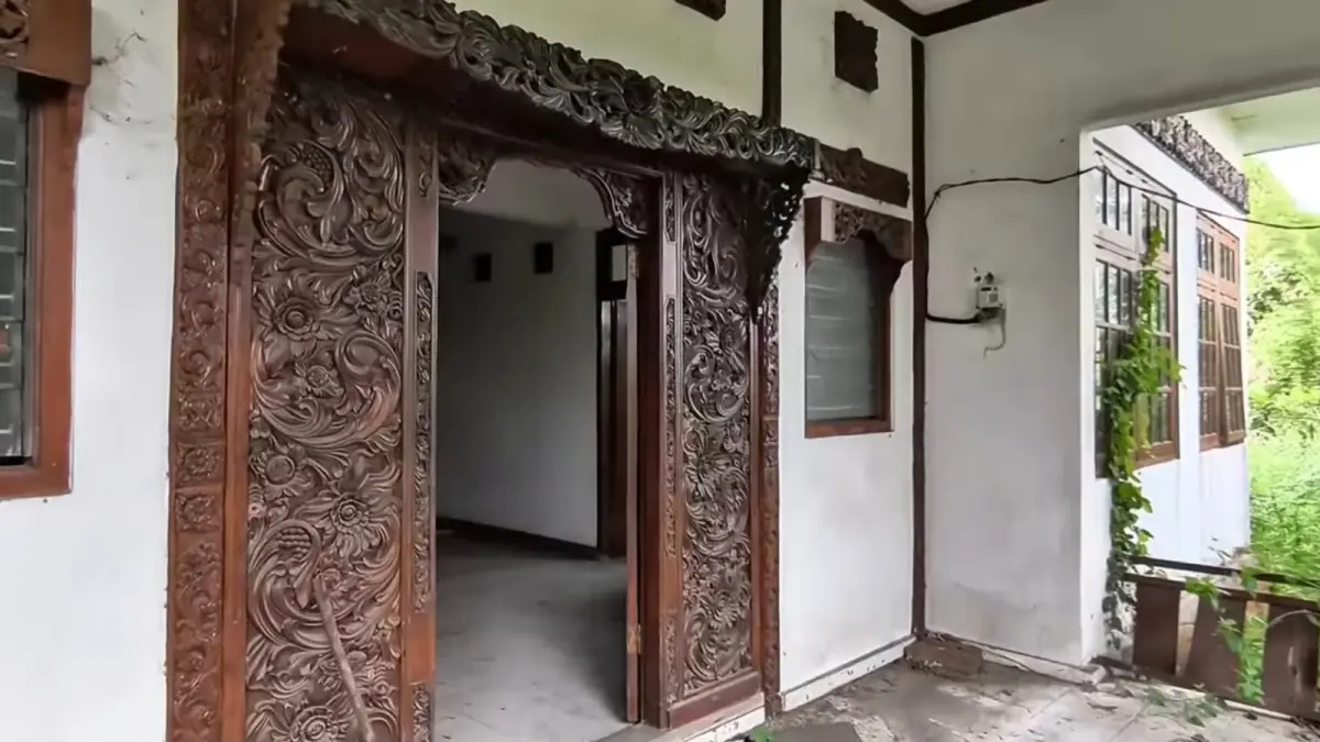 Salah satu bagian rumah bergaya majapahit di Jawa Timur ditemukan terbengkalai 
