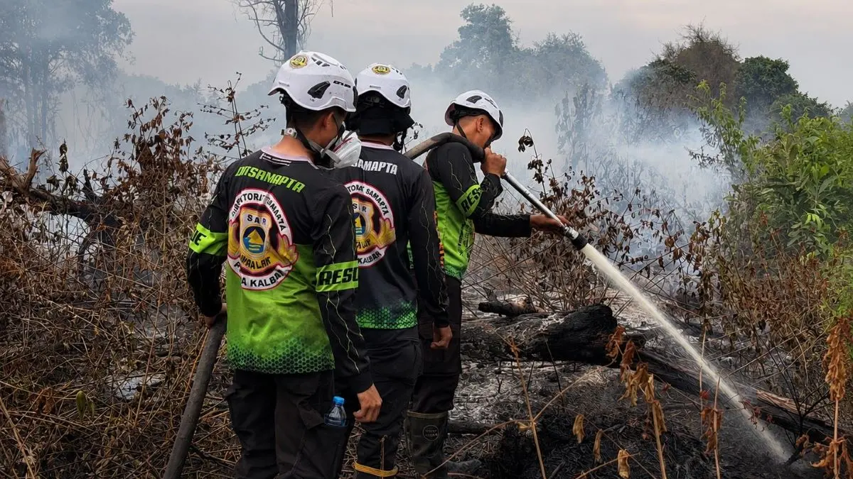 Tim SAR Direktorat Samapta Polda Kalimantan Barat melakukan pemadaman karhutla serta pengecekan lokasi bekas kebakaran di Jalan Parit Seruat, tepatnya di belakang Bandara Supadio, Selasa (28/7). (Humas Polri)