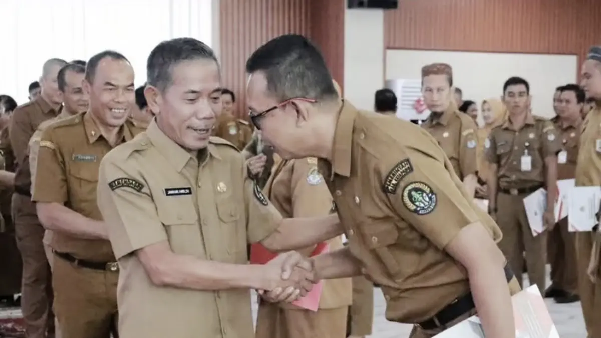 Wabup Ketapang, Jamhuri Amir, menyerahkan SK kepada Kepala Puskesmas dan Tata Usaha, Senin (27/7). (ISTIMEWA)
