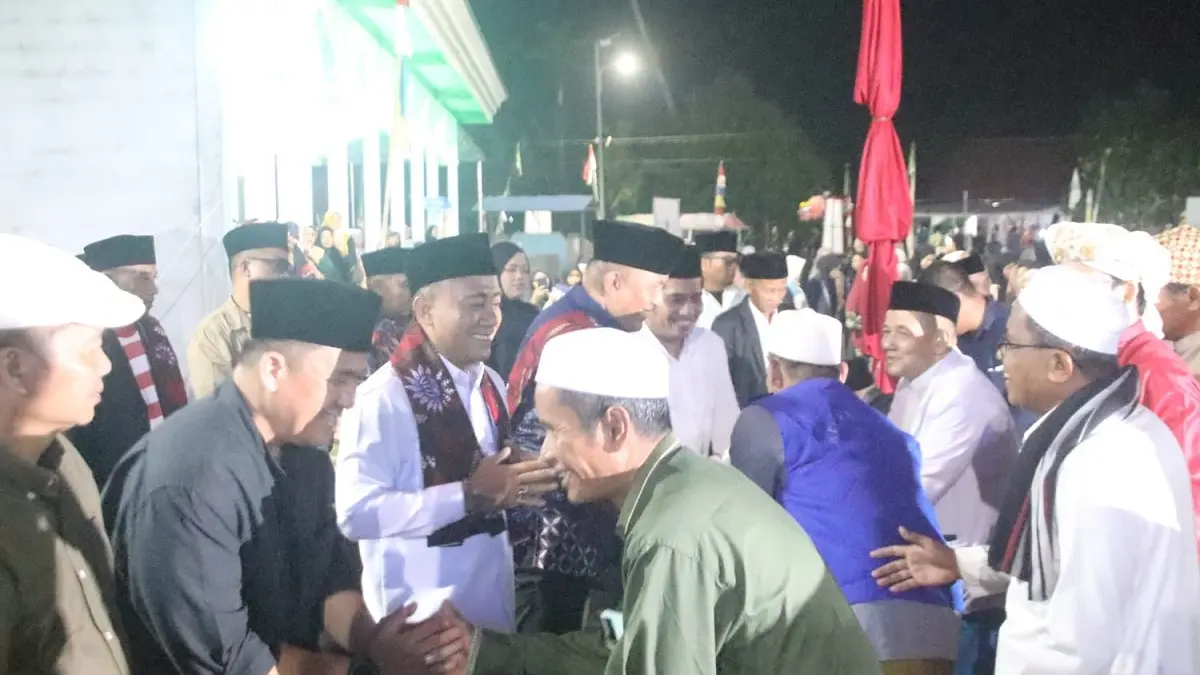 Wakil Gubernur Kalbar, Krisantus Kurniawan menyalami para warga saat menghadiri Haflatul Imtihan ke-41 Lembaga Pendidikan Islam (LPI) Nurul Ulum di Desa Sungai Enau.  (Adpim Pemprov Kalbar)