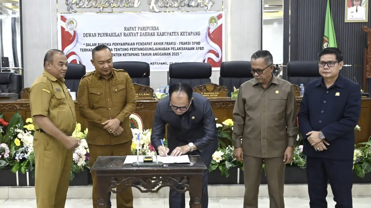 Wakil Ketua DPRD Ketapang, Mateus Yudi, menandatangani surat keputusan terkait persetujuan pengesahan Perda Pelaksanaan APBD Ketapang 2025, Senin (27/7). (ISTIMEWA)

