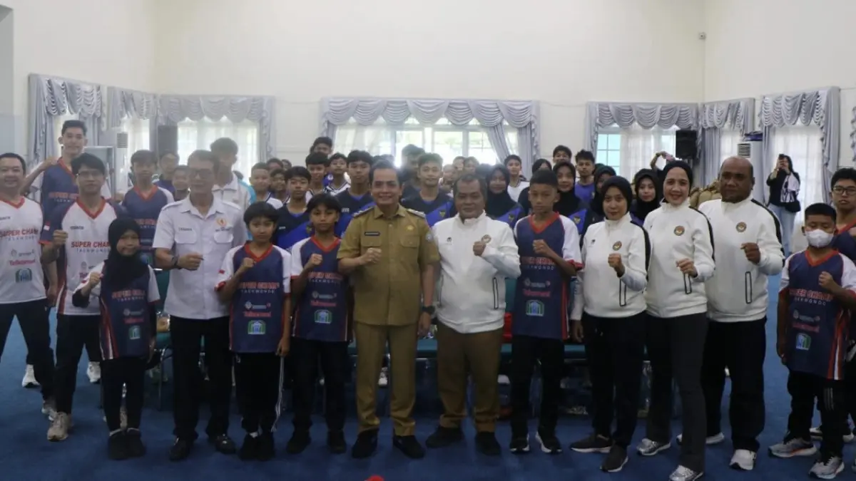 Wakil Wali Kota Pontianak, Bahasan melepas keberangkatan atlet Taekwondo di Aula Rumah Dinas Wakil Wali Kota Pontianak, Selasa (28/7/2026). (Prokopim)
