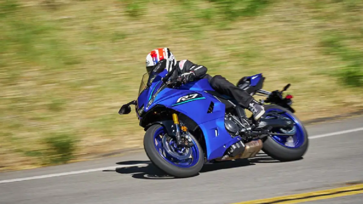 Yamaha YZF-R7 2026 mendapat pembaruan besar pada sasis, elektronik, dan ergonomi tanpa meninggalkan karakter sport khas R-Series. (YAMAHA)