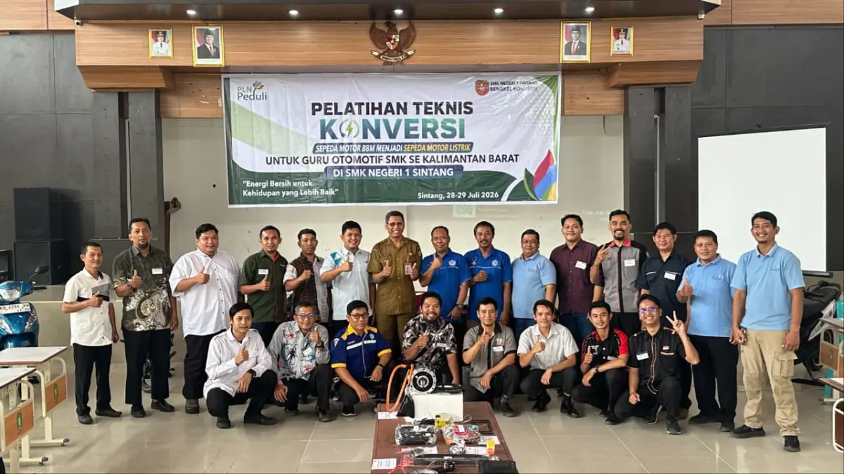 Sebanyak 19 guru produktif SMK se-Kalimantan Barat mengikuti pelatihan yang diselenggarakan melalui Program TJSL PLN UID Kalbar di Bengkel Konversi SMK Negeri 1 Sintang. Bersama PLN, tingkatkan kompetensi untuk mendukung transisi energi dan masa depan kendaraan listrik di Indonesia.
