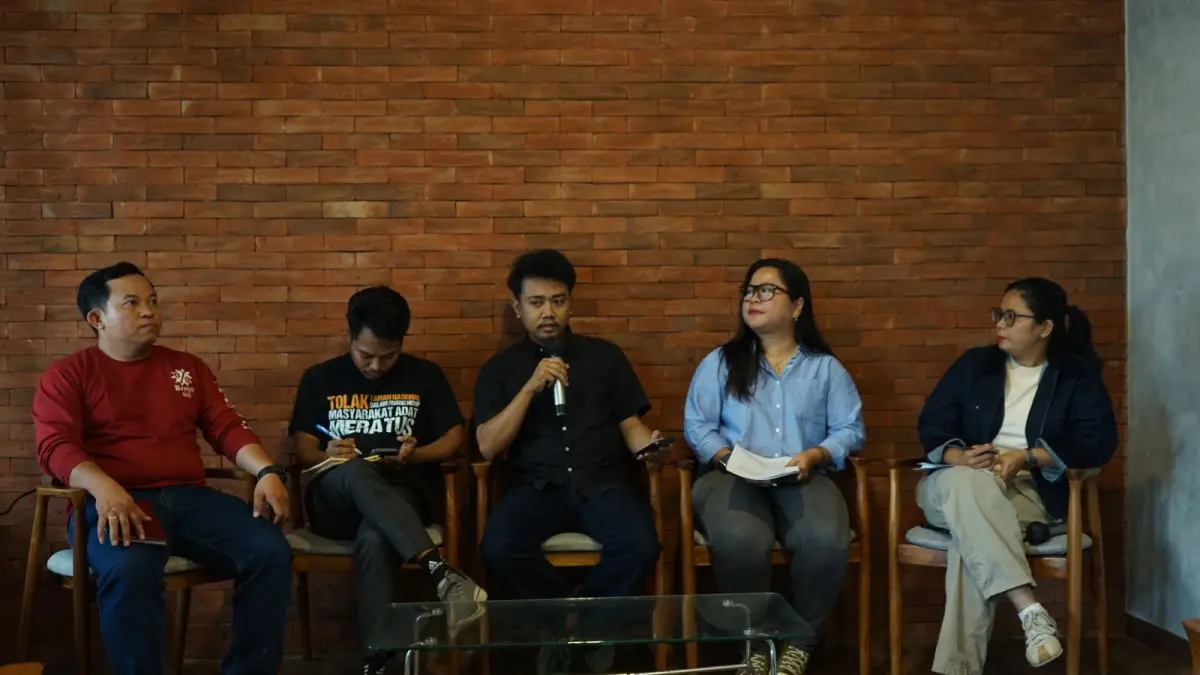 WALHI memaparkan hasil analisis sebaran hotspot di Pulau Kalimantan dalam konferensi pers, Rabu (29/7). Organisasi tersebut menyebut mayoritas hotspot berada di kawasan konsesi perusahaan dan mendesak pemerintah memperkuat penegakan hukum serta evaluasi perizinan. (WALHI)