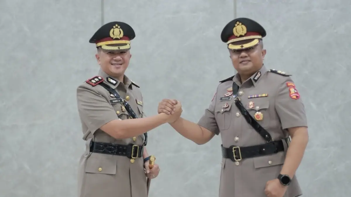 AKBP Wahyu Jati dan AKBP Sanny berjabat tangan usai ikut sertijab Kapolres Sambas di Mapolda Kalbar.