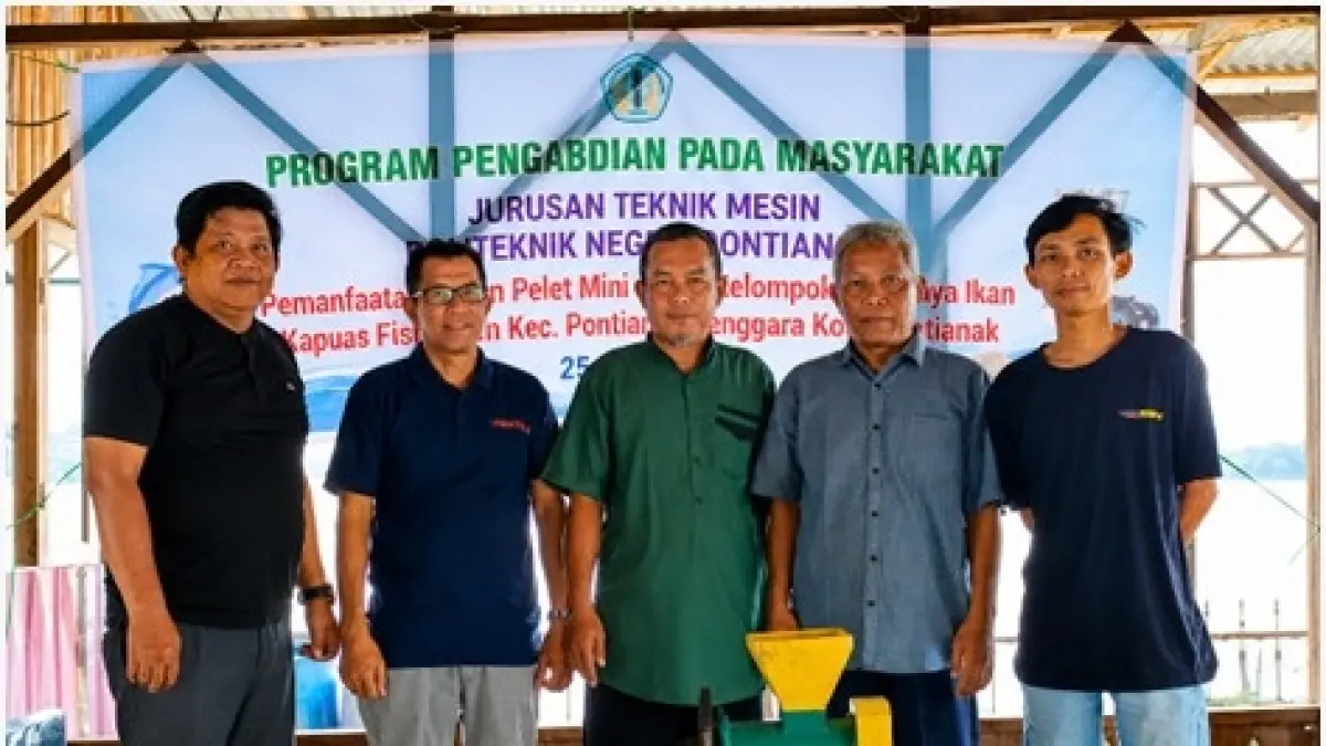 BERSAMA: Tim PPM Polnep  yang terdiri dari Hadimi (ketua) dan anggota Rusadi, Edi Karyadi, Efrizar berfoto bersama anggota Kapuas Fish Farm usai acara. (IST) 

