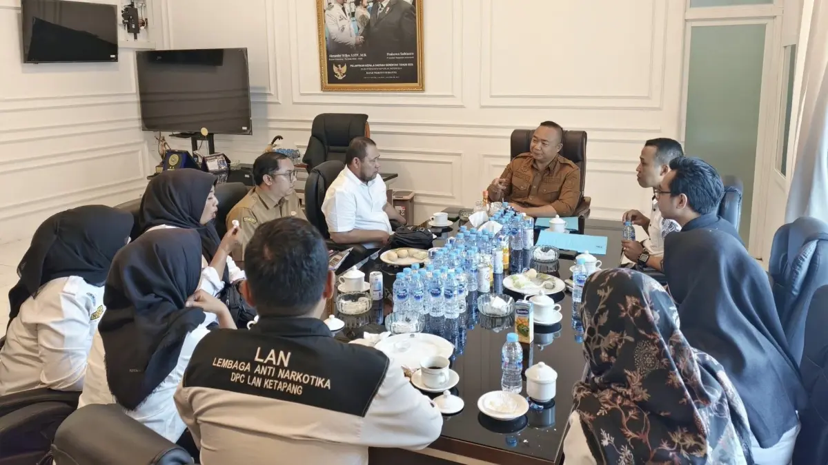 Bupati Ketapang, Alexander Wilyo, menerima audiensi pengurus LAN Ketapang, Senin (27/7). (ISTIMEWA)

