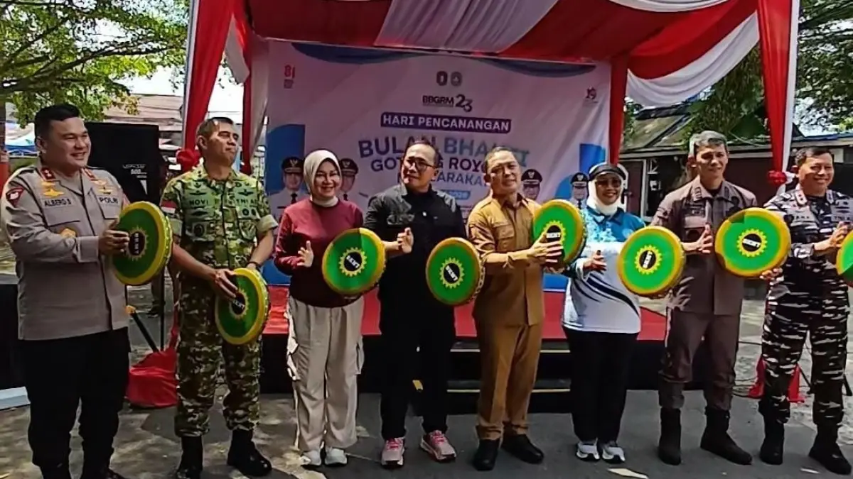 Bupati Kubu Raya Sujiwo mendampingi Gubernur Ria Norsan membuka secara simbolis Bulan Bhakti Gotong Royong Masyarakat (BBGRM) XXIII Tingkat Kalbar di Taman Dirgantara Angkasa Pura, Sungai Raya, Selasa (28/7). (Ashri Isnaini/Pontianak Post)