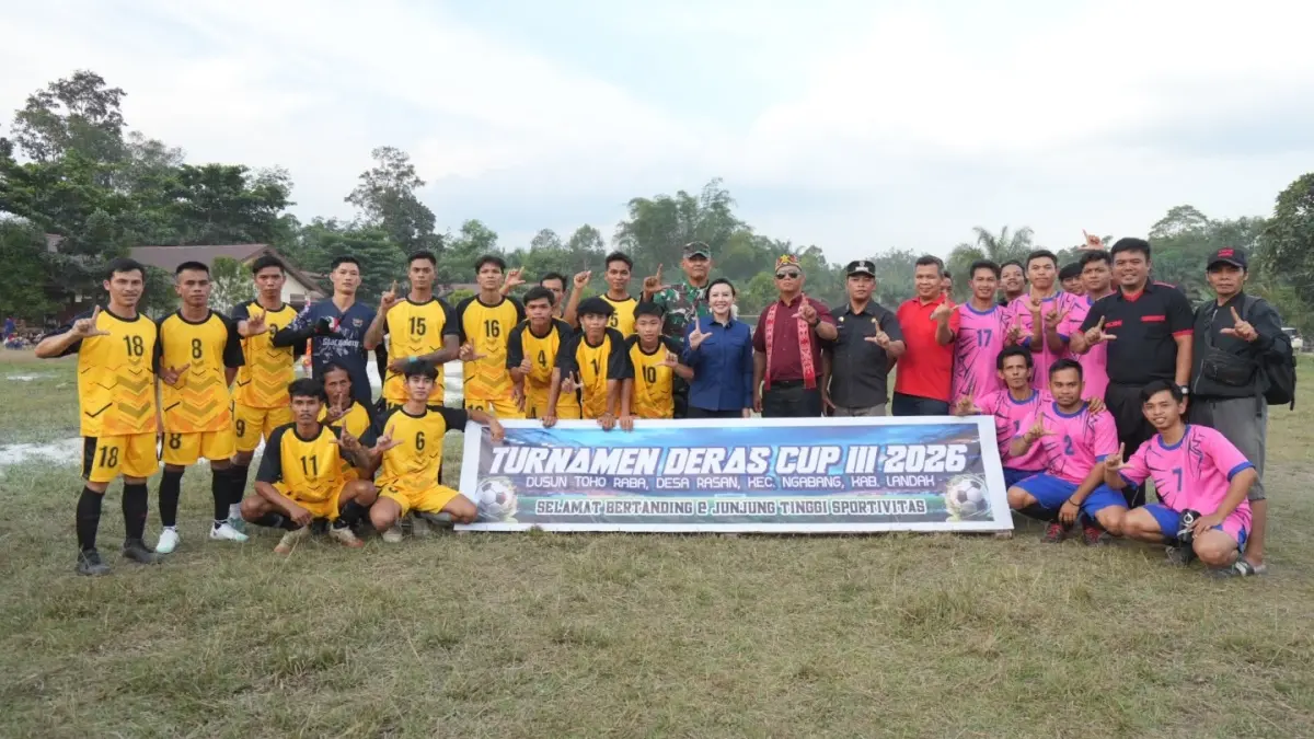 Bupati landak Karolin Margret Natasa membuka turnamen Sepak Bola Deras Cup 3 di Desa Rasan, Kecamatan Ngabang pada Sabtu (25/7). (HUMAS PEMKAB LANDAK)