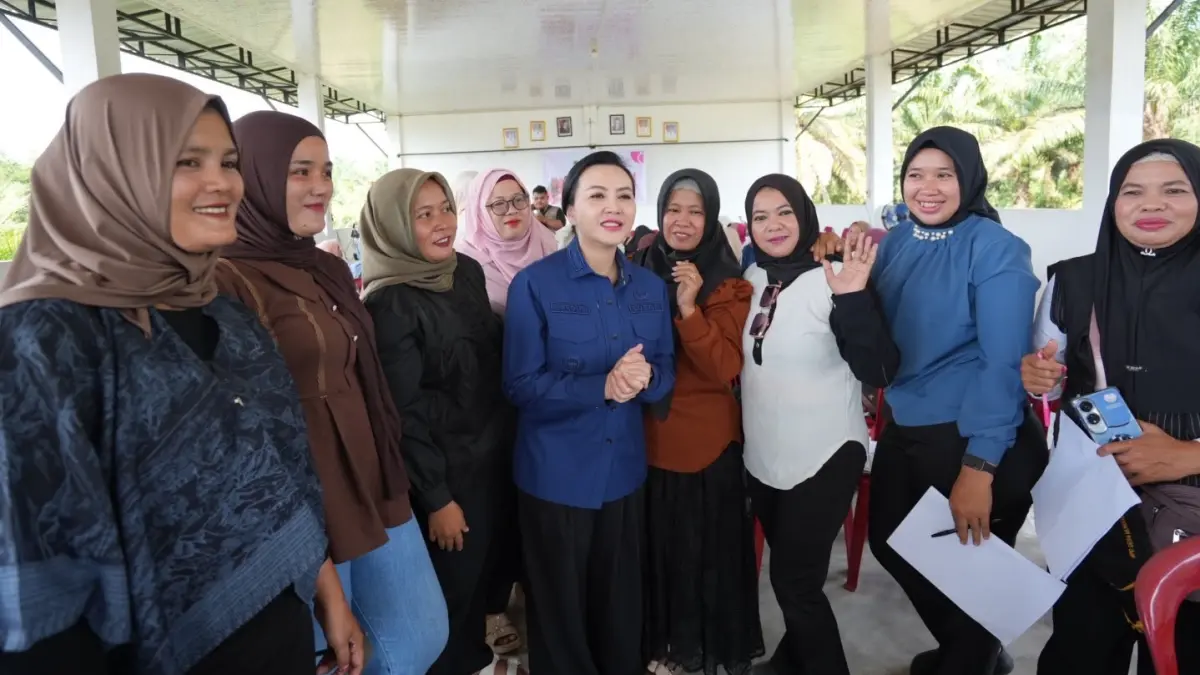 Bupati Landak Karolin Margret Natasa menyapa ibu-ibu yang mengikuti pelatihan literasi bertajuk SHE CAN di Aula Kantor Desa Munggu, Kecamatan Ngabang pada Sabtu (25/7). (HUMAS PEMKAB LANDAK)