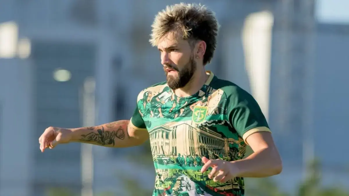Diogo Ramalho berpeluang tampil sejak menit awal saat Persebaya Surabaya menghadapi PSMS Medan di Piala Presiden 2026. (Persebaya)