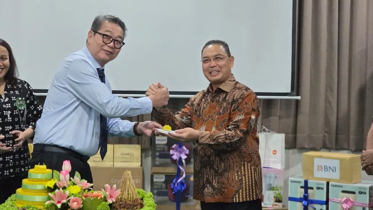 Gubernur Kalimantan Barat Ria Norsan saat menyerahkan potongan tumpeng ketika menghadiri HUT ke-4 RS Medika Djaya. (Adpim Pemprov Kalbar)