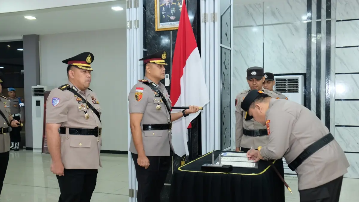 Kapolda Kalimantan Barat, Irjen Pol. Alberd Teddy Benhard Sianipar, memimpin langsung upacara Serah Terima Jabatan (Sertijab) dua Pejabat Utama (PJU) Polda Kalbar dan tujuh Kapolres jajaran, Selasa (28/7). (ISTIMEWA) 

