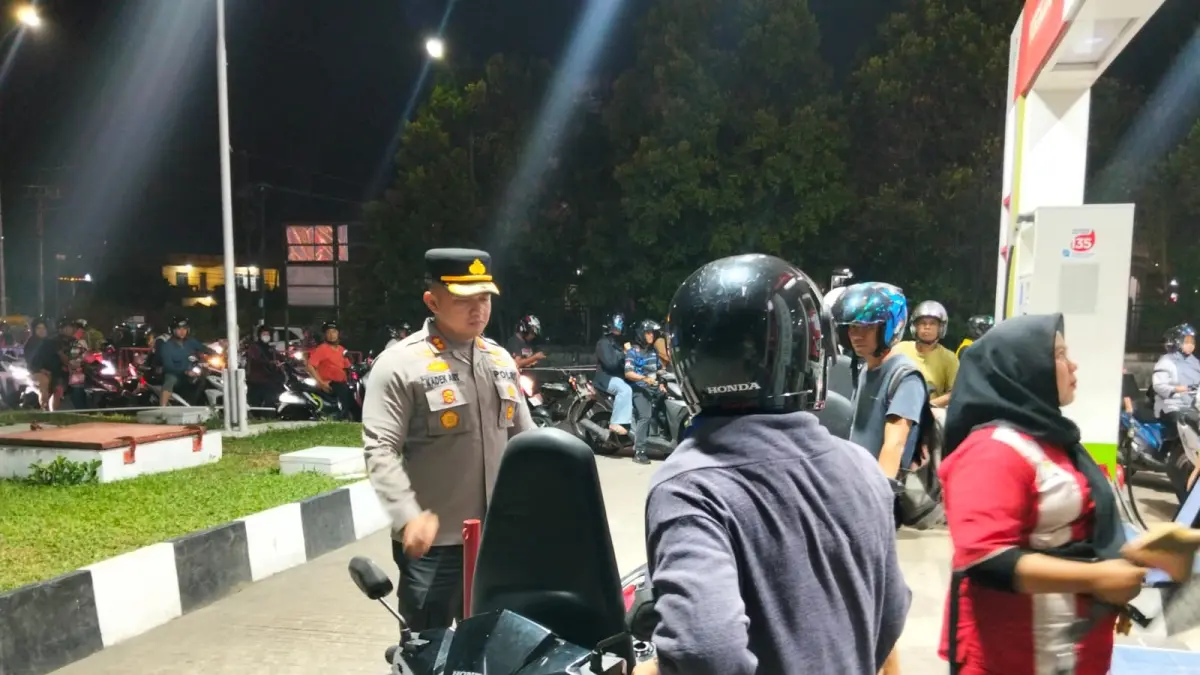 Kapolres Kubu Raya, AKBP Kadek Ary Mahardika mengecek langsung kondisi pelayanan di salah satu SPBU di Kubu Raya. Peninjauan dilakukan untuk memastikan ketersediaan stok BBM tetap aman sekaligus mengimbau masyarakat tidak panik. (ISTIMEWA)