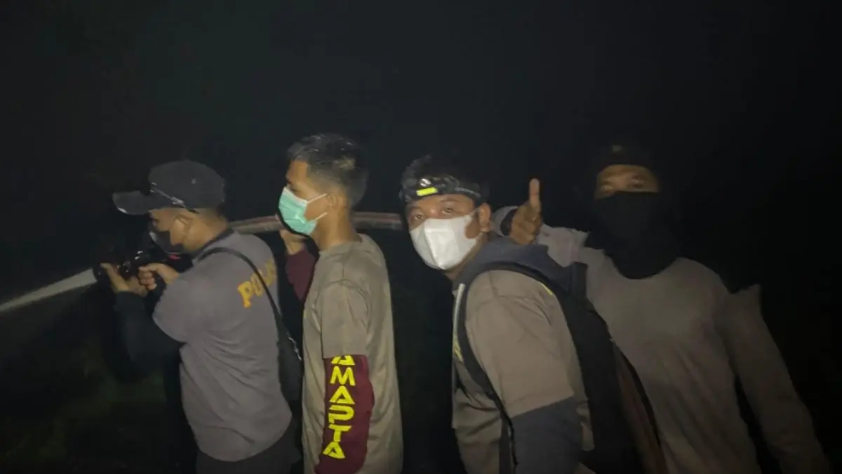 Kapolres Kubu Raya, AKBP Rensa Sastika Aktadivia langsung memimpin penanganan karhutla Kubu Raya di sekitar kawasan SMP Negeri 12, Kecamatan Sungai Raya, Kabupaten Kubu Raya, Selasa malam (28/7/2026). (Humas Polri)