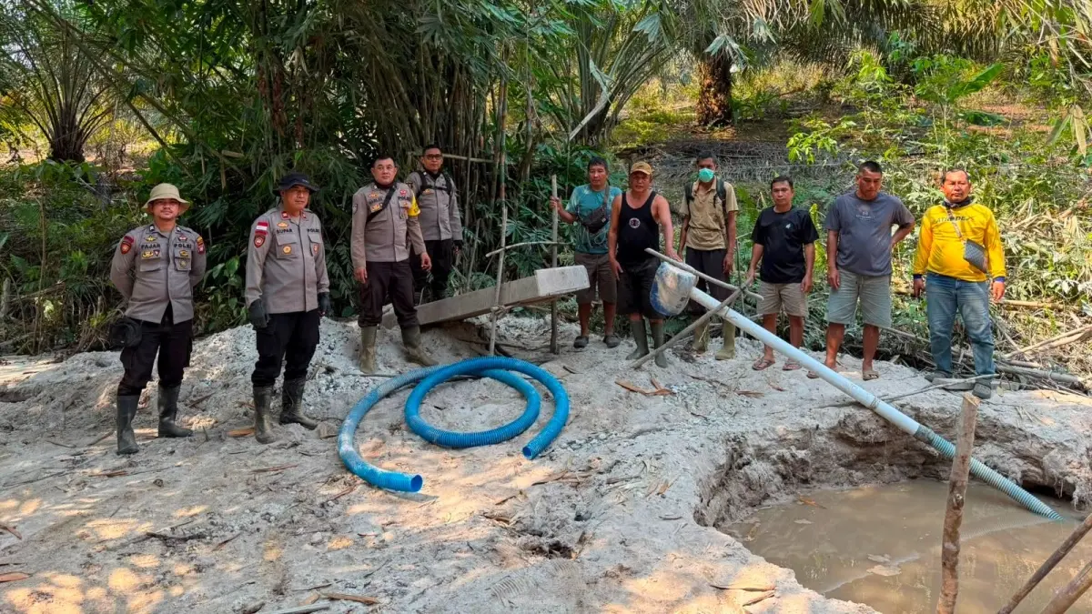 Kapolsek Meliau Iptu Supar bersama personel Polsek Meliau didampingi tokoh adat dan perangkat Desa Pampang Dua melakukan pengecekan lokasi yang diduga menjadi titik aktivitas PETI di Dusun Lubuk Benuang, Kecamatan Meliau, Selasa (28/7).&nbsp;(ISTIMEWA)&nbsp;