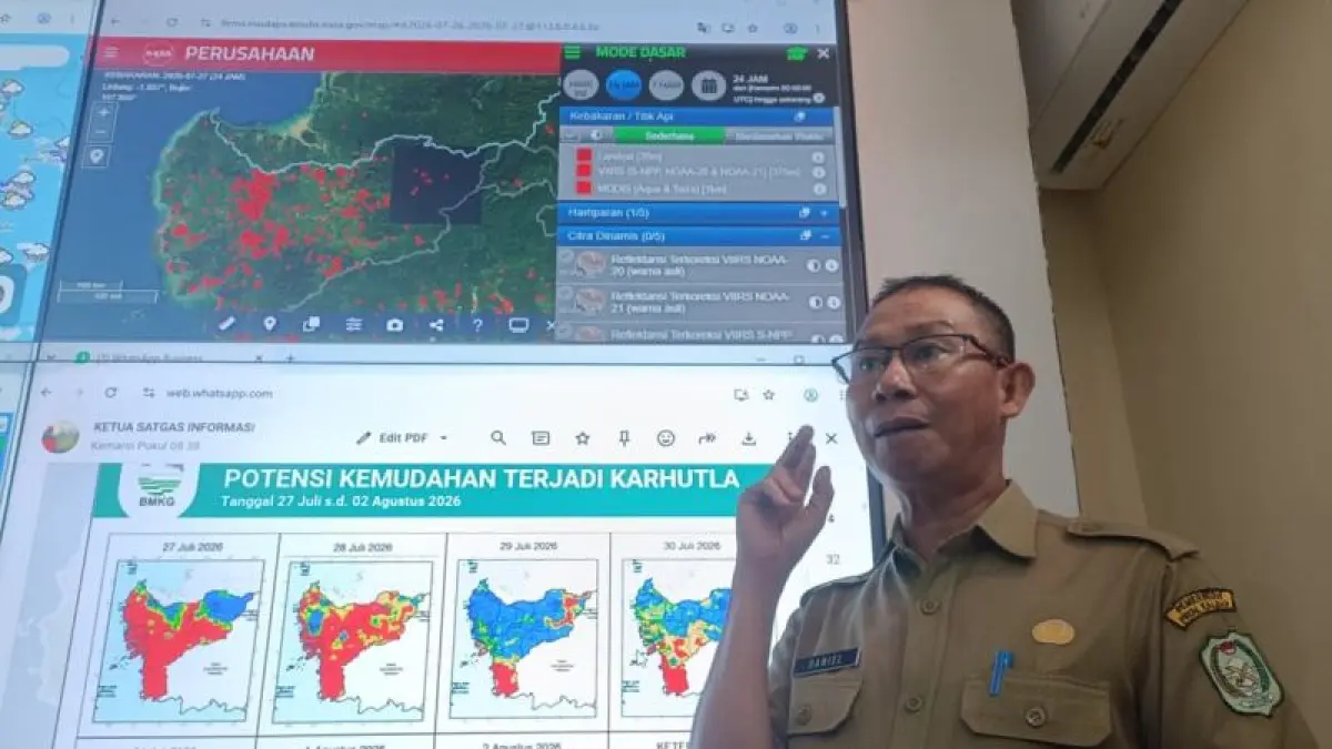 Ketua Satgas Informasi BPBD Kalbar Daniel memberikan keterangan kepad pers terkait status Karhutla di Pontianak, Rabu (29/7/2026). (ANTARA /Jessica Helena Wuysang)