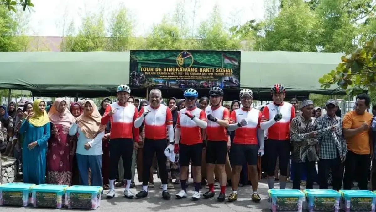 Kodam XII/Tanjungpura bekerja sama dengan Bank Rakyat Indonesia (BRI) menggelar aksi sosial pembagian paket sembako kepada warga di wilayah Singkawang dan sekitarnya.