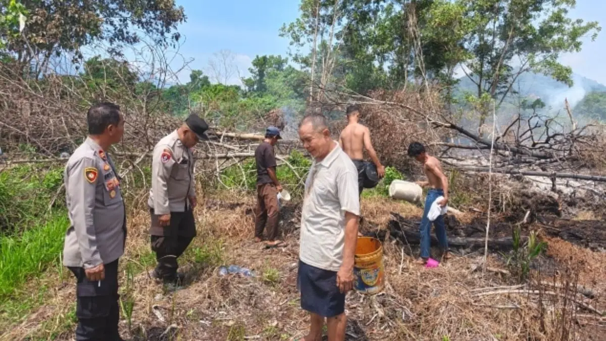 Lokasi kebakaran yang terjadi di lahan kosong di Jalan Tama, RT 030 RW 003, Kelurahan Roban, Kecamatan Singkawang Tengah, Selasa (28/7). (Humas Polri)
