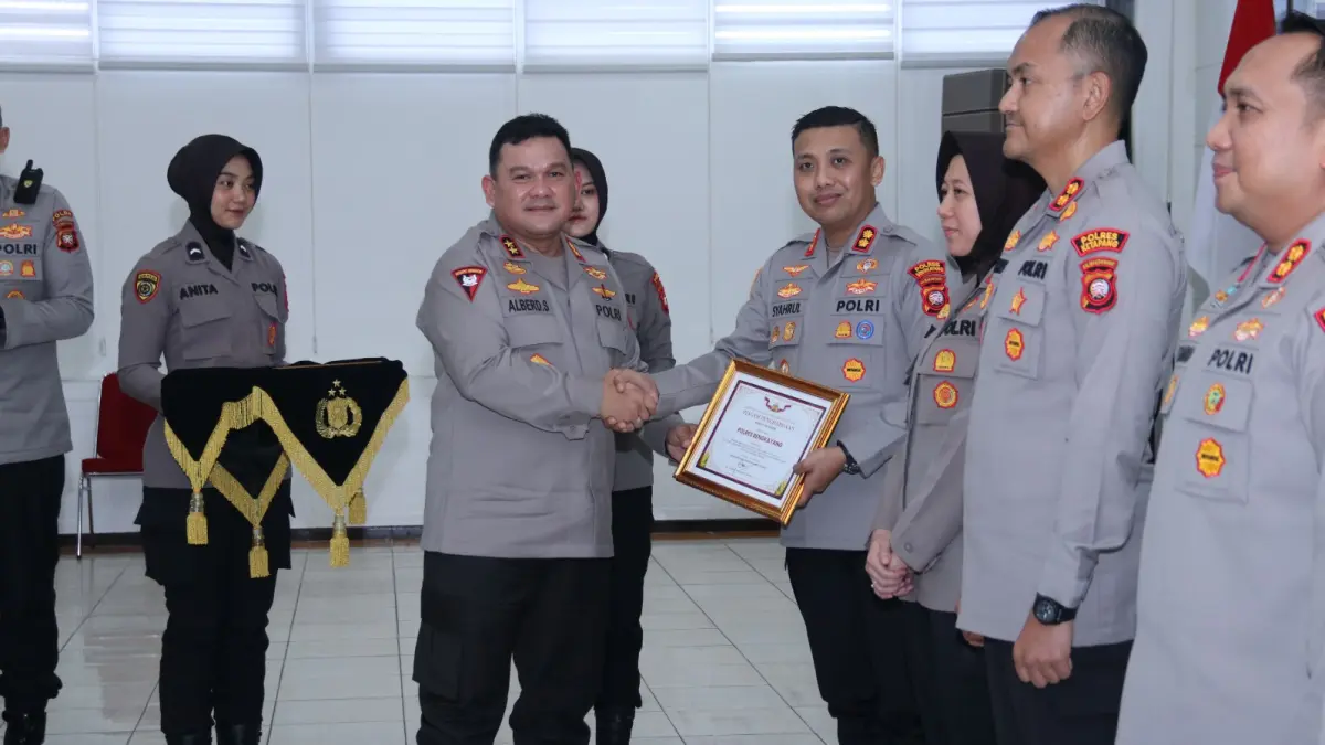 Kapolda Kalbar Irjen Pol. Alberd Teddy Benhard Sianipar menyerahkan penghargaan kepada Kapolres Bengkayang AKBP Syahirul Awab sebagai Polres terbaik dalam Program Pemanfaatan Lahan Produktif Gugus Tugas Polri Mendukung Ketahanan Pangan Polda Kalbar, Rabu (29/7/2026).