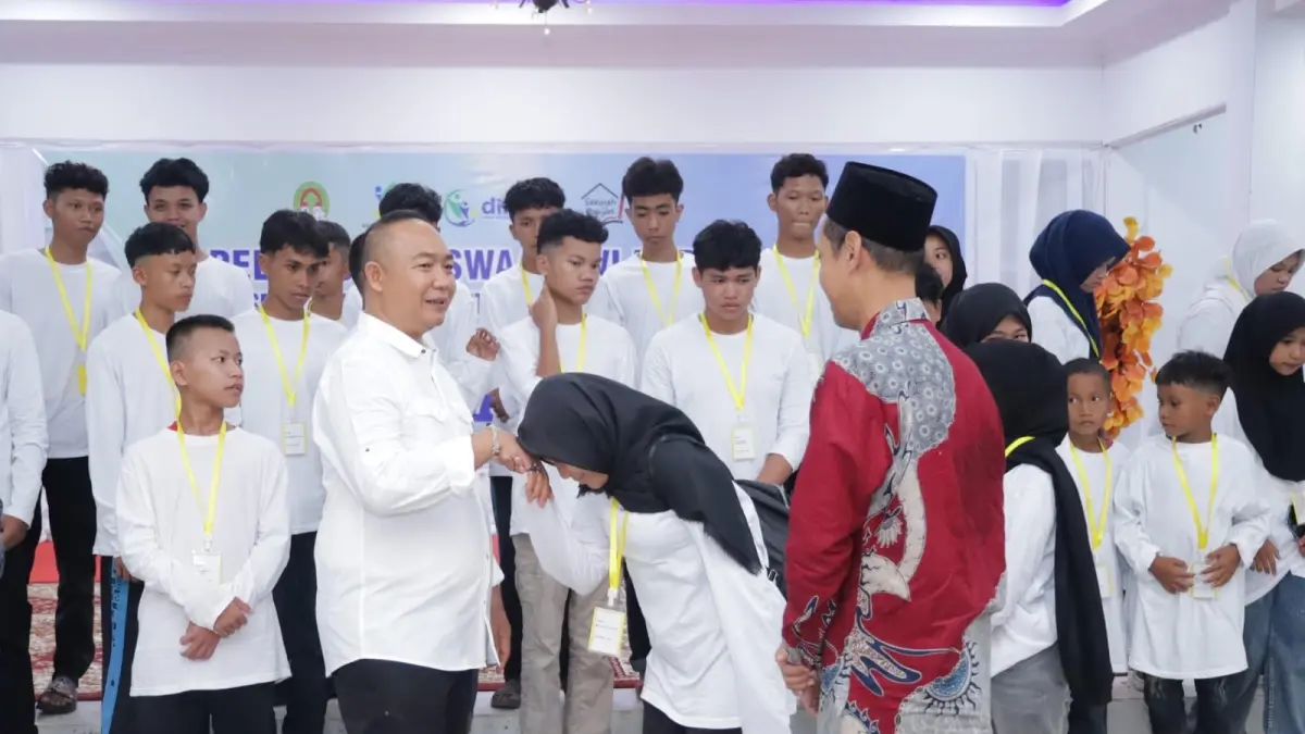 Para siswa yang akan bersekolah di sekolah rakyat di Pontianak, diberangkatkan dari Ketapang, Senin (27/7) malam. (ISTIMEWA)

