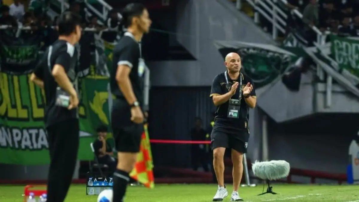 Pelatih Persebaya Surabaya Bernardo Tavares (kanan) memberikan instruksi kepada pemainnya saat pertandingan melawan Persija Jakarta pada laga penyisihan Grup B Piala Presiden 2026 di Stadion GBT Surabaya, Minggu (26/7/2028). (ANTARA/Rizal Hanafi)