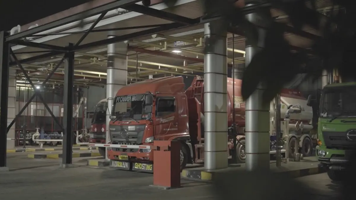 Pertamina terus mempercepat proses normalisasi distribusi bahan bakar minyak (BBM) di Kalimantan Barat. Mobil tangki diturunkan sejak engah malam. (ISTIMEWA)