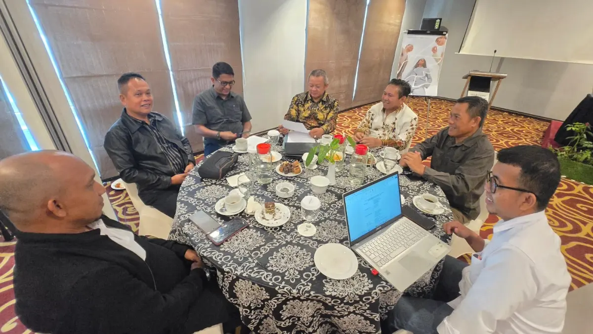 Rapat formatur kepengurusan baru KONI Mempawah. 