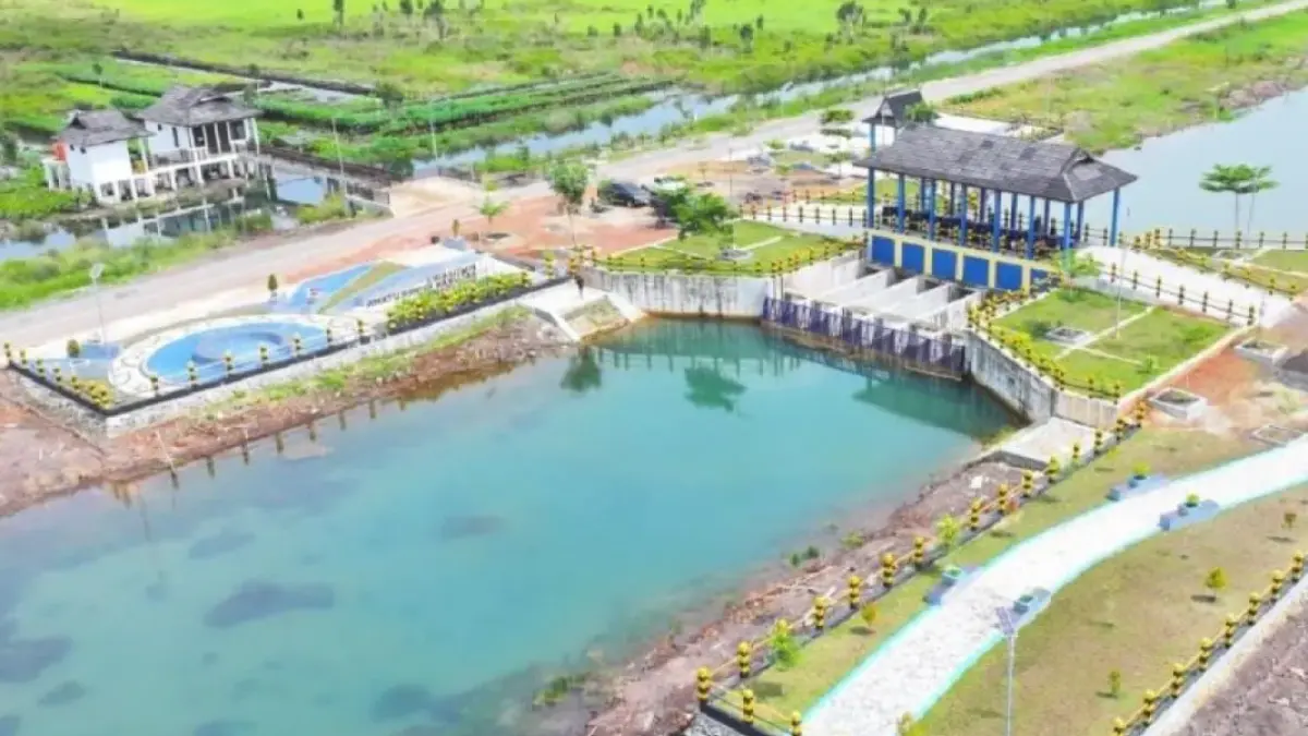 Saluran irigasi di kawasan cetak sawah Dadahup di Kalimantan Tengah dikembangkan sebagai model pertanian rawa modern untuk mendukung ketahanan pangan nasional. (Kementerian PU)