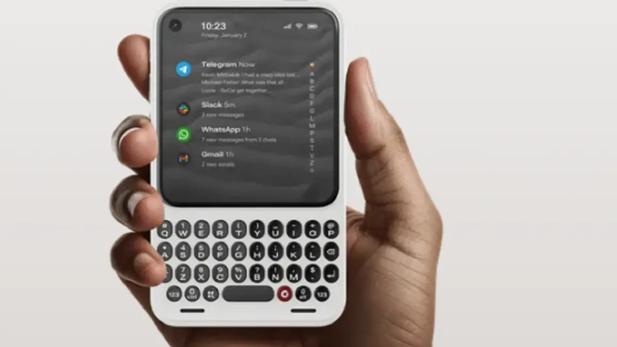 Sejumlah ponsel Android dengan keyboard fisik masih dipasarkan pada 2026 untuk pengguna yang mengutamakan produktivitas. (Clicks Communicator)